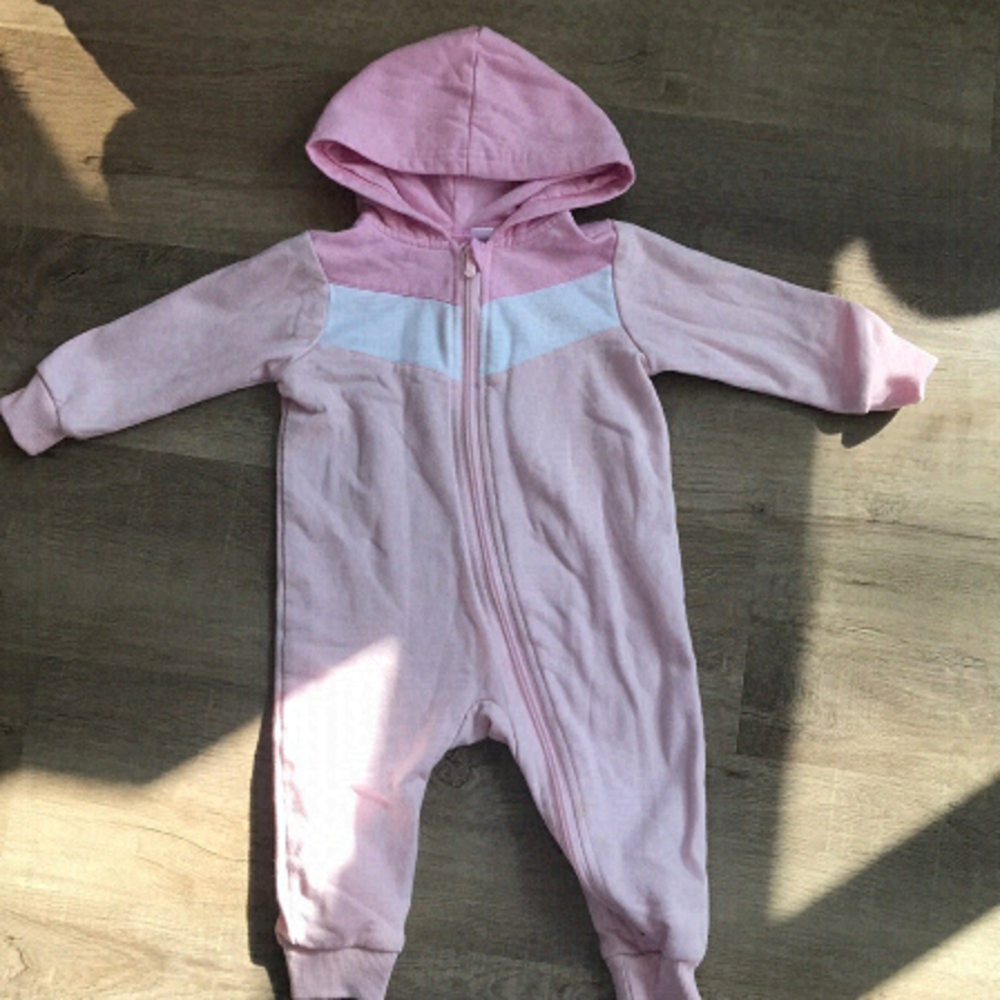 4 for $25  
Pink Puma hooded jumpsuit 6-9m